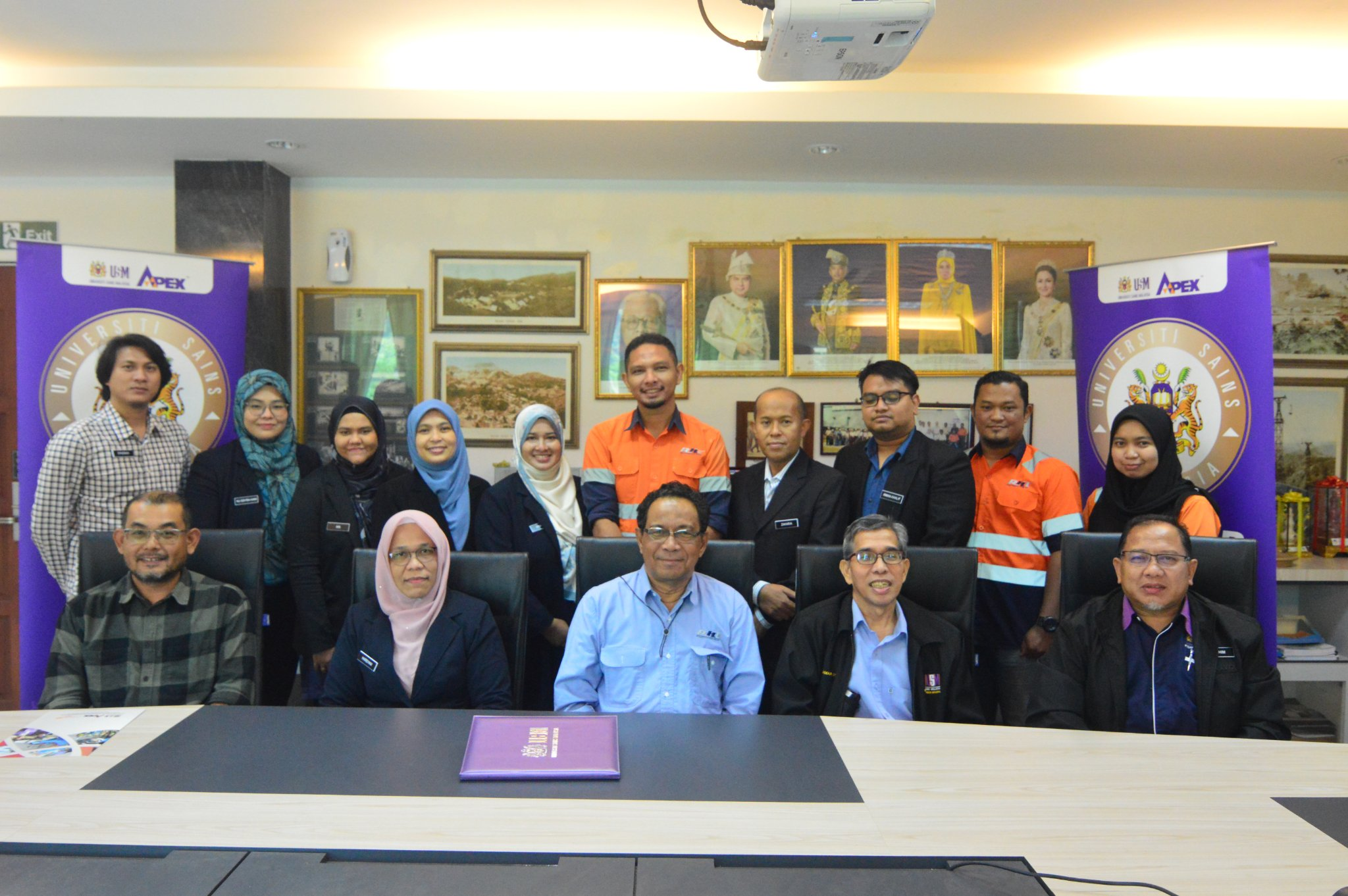 MoA signing ceremony between Mineral Resources Engineering Program and Rahman Hydraulic Tin (RHT) Sdn Bhd.